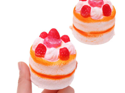Gâteau aux fraises Squishy 5.5 * 7cm Slow Rising Décompression cadeau Soft Jouet