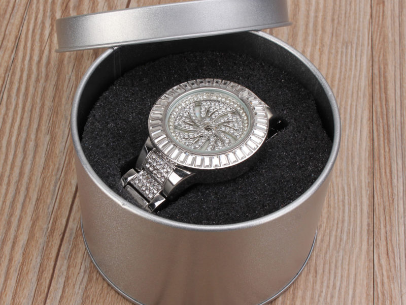 Ronde montre de bijoux d'étain de …